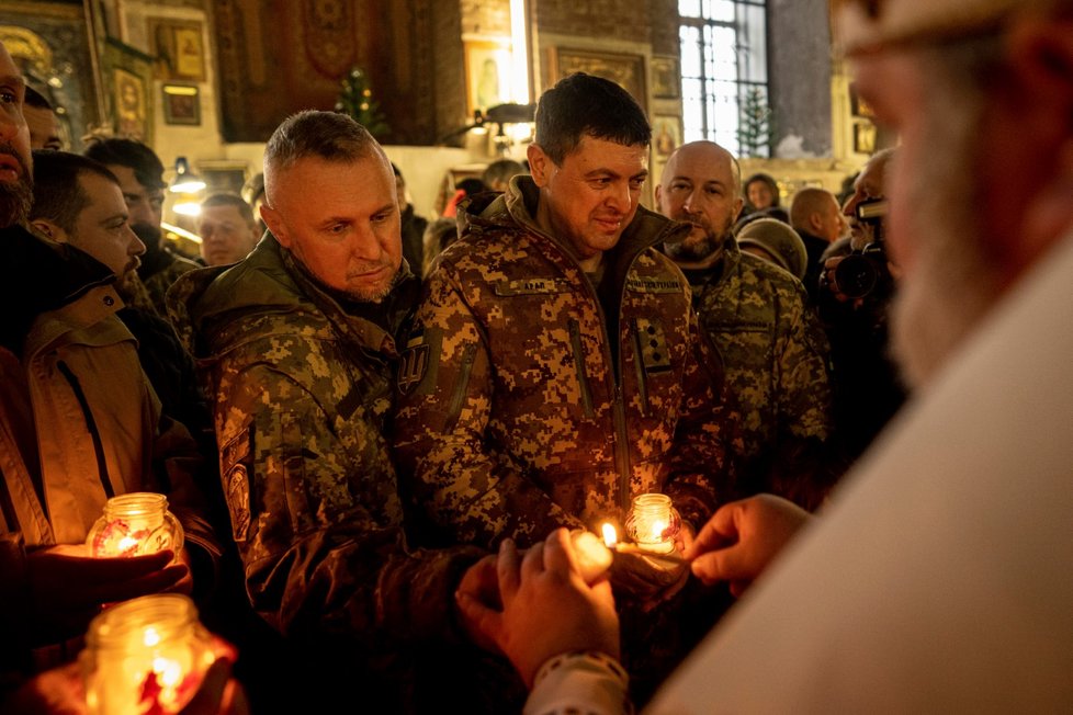 Ukrajinští vojáci v Charkově dostávají od kněze Betlémské světlo míru. (25. 12. 2022)