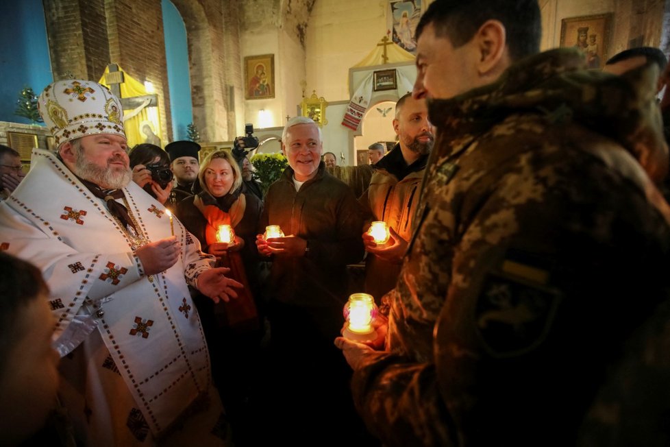 Ukrajinští vojáci v Charkově dostávají od kněze Betlémské světlo míru. (25. 12. 2022)