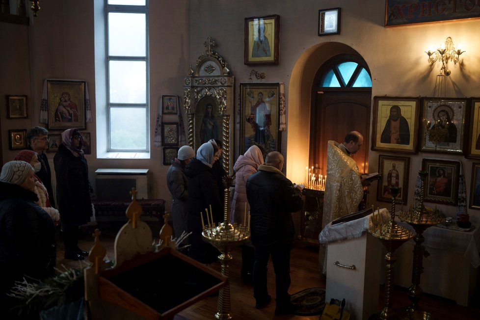 Ukrajinci se účastní vánoční mše v pravoslavném kostele v Bobrycji na předměstí Kyjeva (25. 12. 2022)