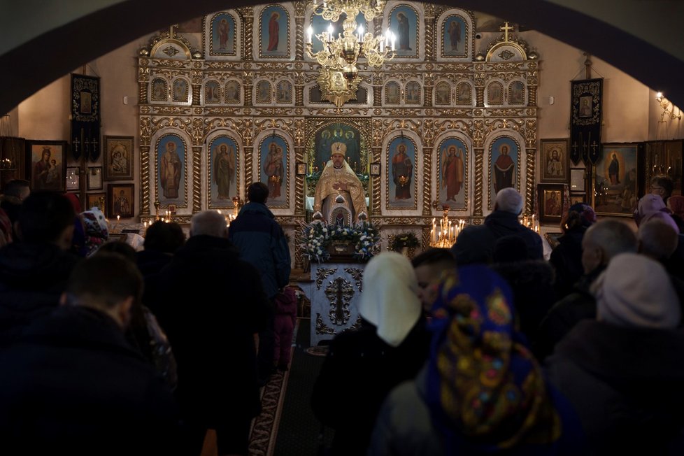Ukrajinci se účastní vánoční mše v pravoslavném kostele v Bobrycji na předměstí Kyjeva (25. 12. 2022)