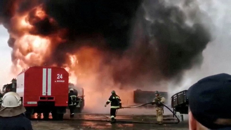 Hasiči bojují s požárem na ukrajinském letišti Vinnytsia (6. 3. 2022)