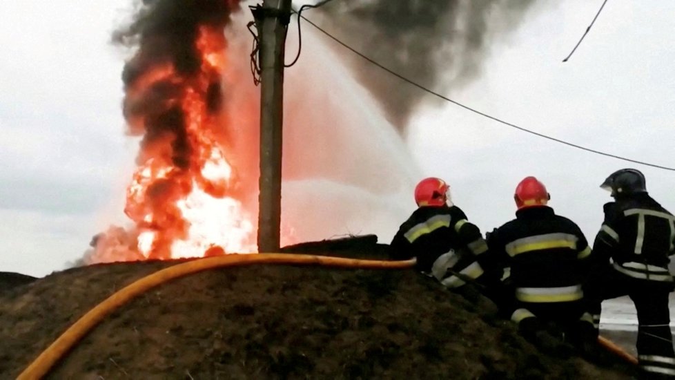 Hasiči bojují s požárem na ukrajinském letišti Vinnytsia (6. 3. 2022)