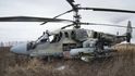 Ruský vrtulník po nouzovém přistání v poli nedaleko Kyjeva.