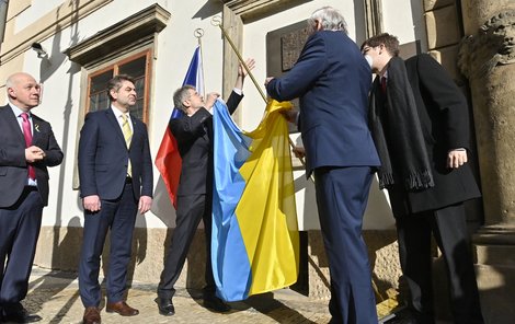 Čeští senátoři včele s šéfem Milošem Vystrčilem včera vyvěsili ukrajinskou vlajku na budově horní komory.