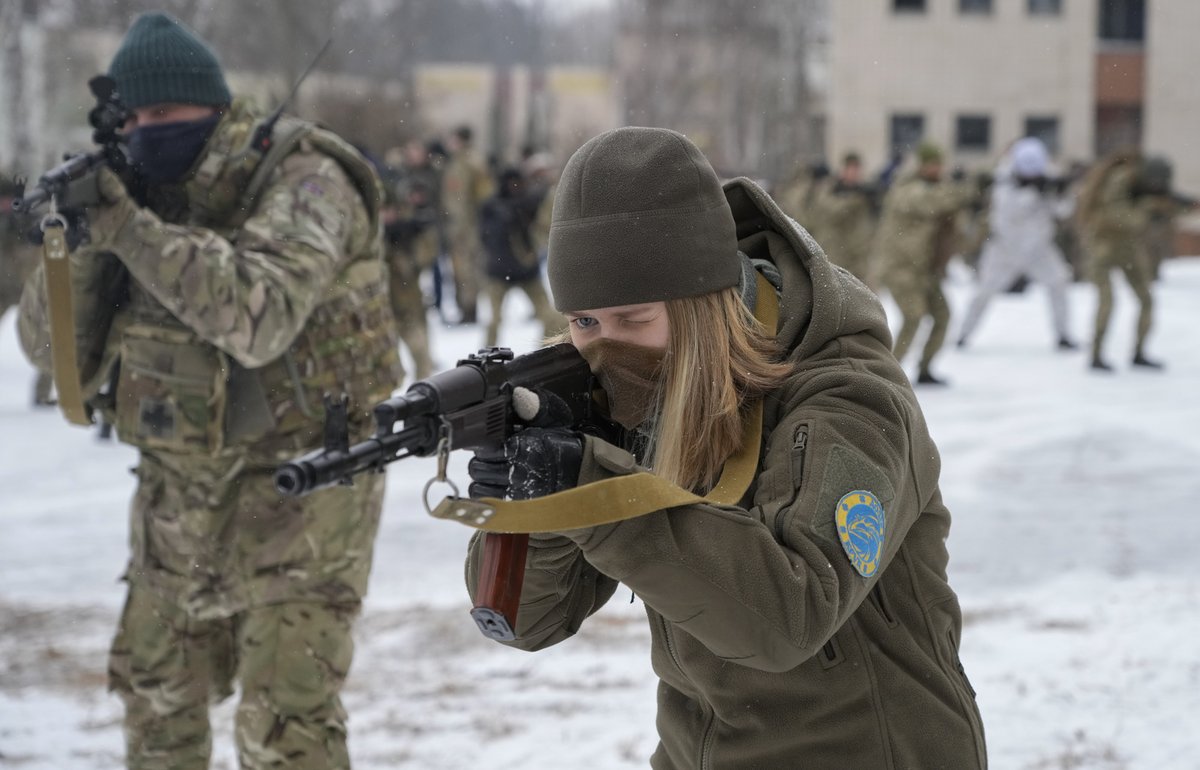 Ukrajina je podle svého prezidenta připravena na všechno, proto se už několik dní také její obyvatelé cvičí na boj.