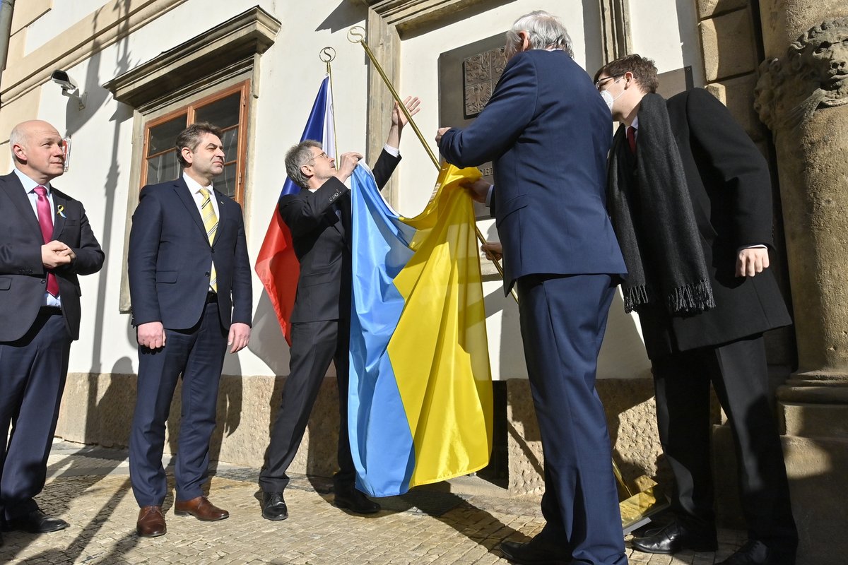 Čeští senátoři včele s šéfem Milošem Vystrčilem včera vyvěsili ukrajinskou vlajku na budově horní komory.