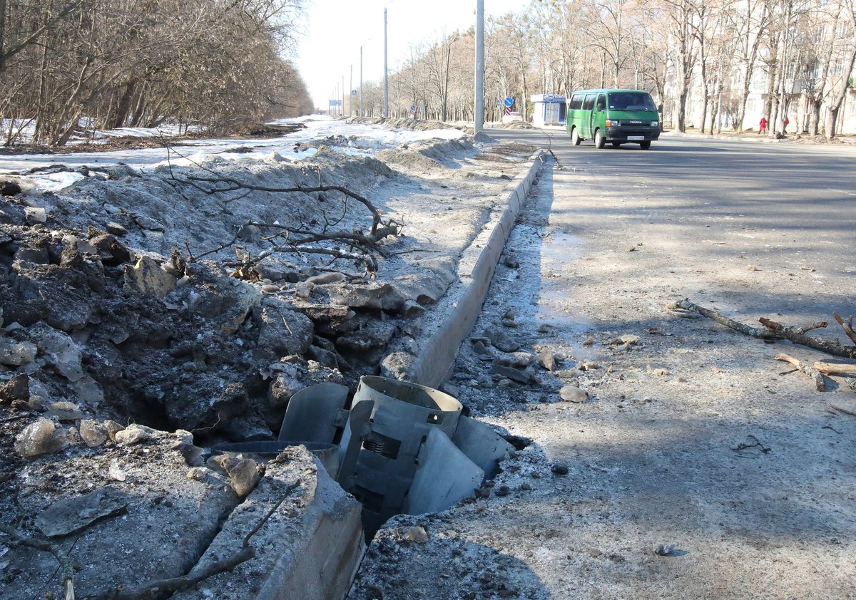 Jedna bomba dopadla na ulici vedle sídliště.