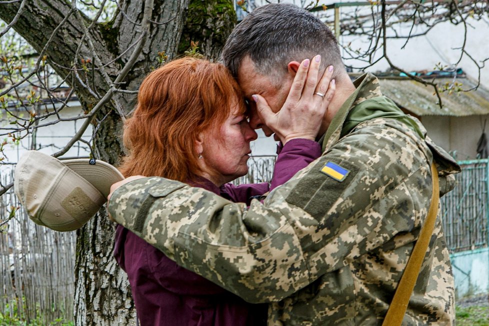 Ukrajinské ženy dávají sbohem svým manželům, kteří jdou bojovat. (26. 4. 2022)