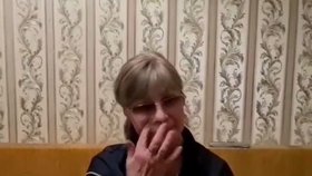 Elena Golovenska se na videu omluvila za svého syna.