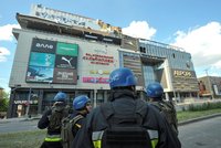 Jedna oběť, tři ranění, zničený obchoďák, desítky domů a nemocnice: Tak vypadal útok Rusů v Záporoží