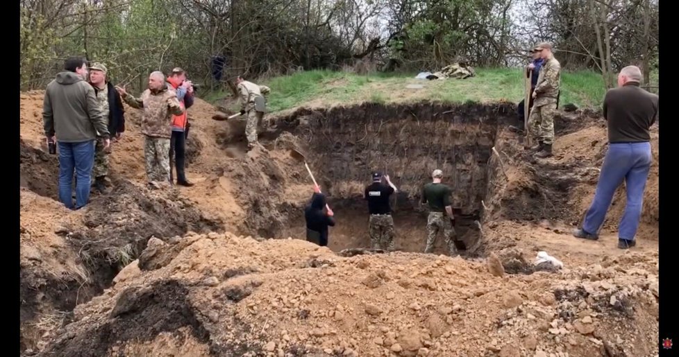 Stavba opevnění v Záporoží (26. 4. 2022)