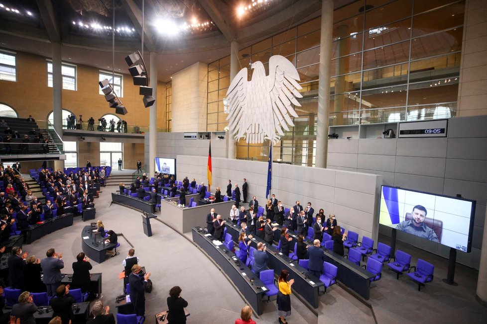 Zelenskyj vytýká německým poslancům, že jim šlo jen o ekonomiku (17. 3. 2022).