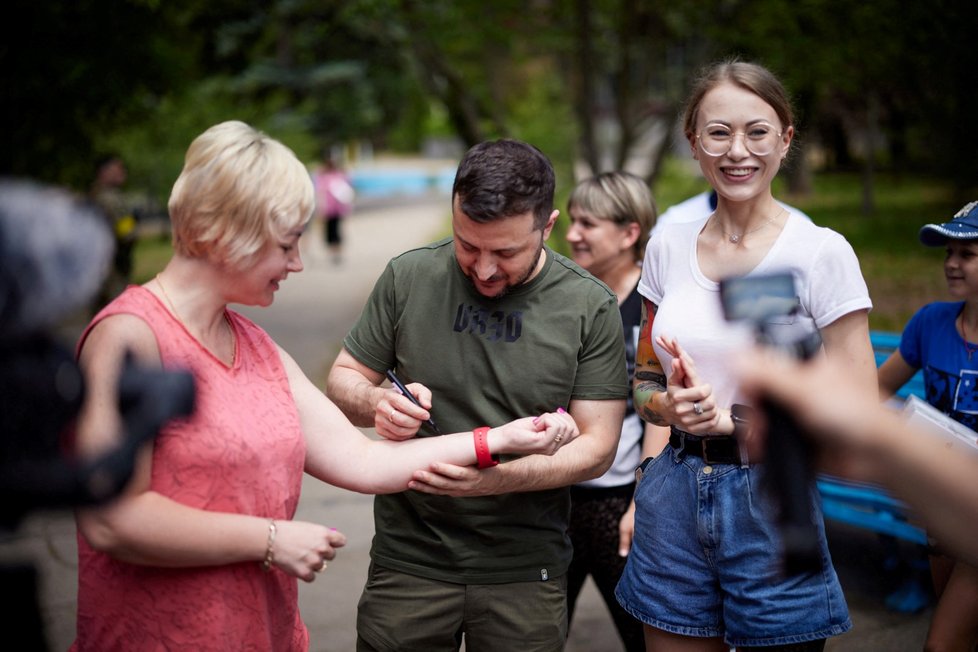 Zelenskyj se v Záporoží setkal s uprchlíky z Mariupolu. (6. 6. 2021)