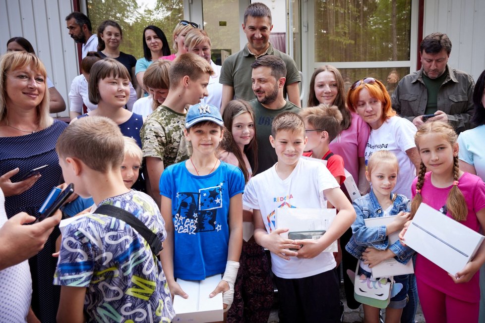 Zelenskyj se v Záporoží setkal s uprchlíky z Mariupolu. (6. 6. 2021)