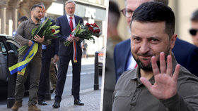 Ukrajinský prezident Zelenskyj s premiérem Fialou dnes dopoledne položili květiny u pamětní desky sametové revoluce na pražské Národní třídě. (7. 7. 2023)