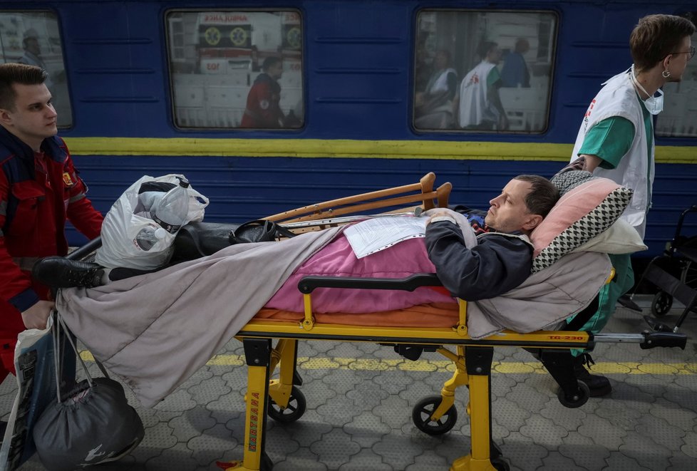 Evakuace zraněných Ukrajinců v Dnipru (10. 5. 2022)