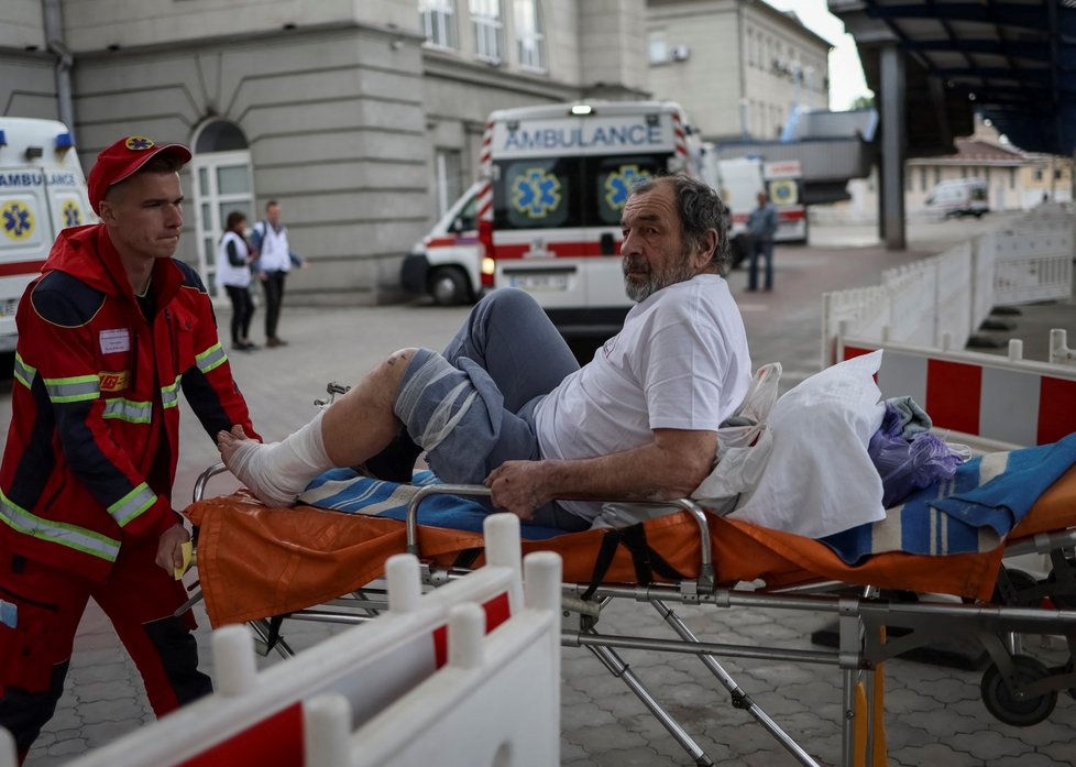 Evakuace zraněných Ukrajinců v Dnipru. (10. 5. 2022)