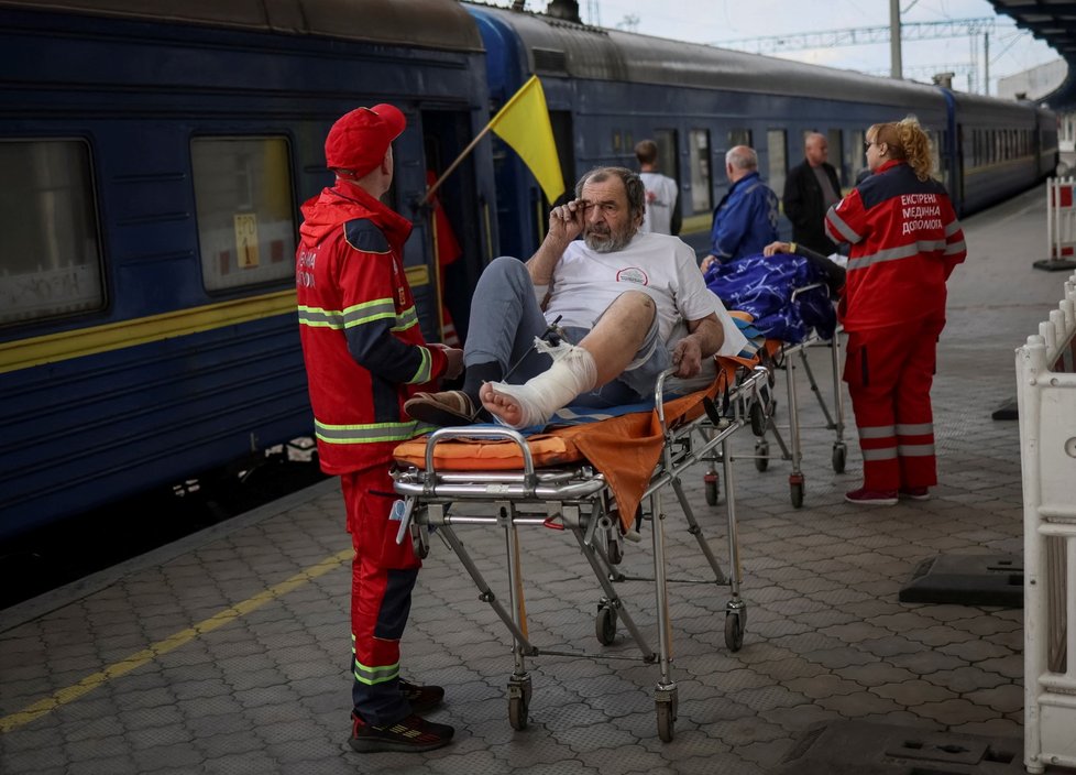 Evakuace zraněných Ukrajinců v Dnipru (10. 5. 2022)