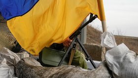 Válečná Ukrajina - Kulomet zpoza ukrajinské vlajky poblíž Charkova