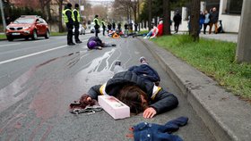 Protest před pražskou Ruskou ambasádu proti masakrům na Ukrajině.