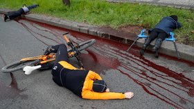 Protest před pražskou Ruskou ambasádu proti masakrům na Ukrajině.