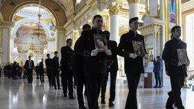 Pohřeb Kiry (†3 měs.), její matky Valerije (†28) a babičky Ludmily (†54), které zemřely při ostřelování