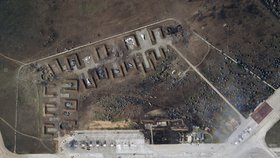Satelitní snímky ruské základny na Krymu ukazují rozsáhlé škody