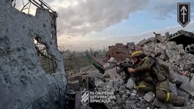 Ukrajinský voják údajně osvobozuje Andrijivku. (16. 9. 2023)