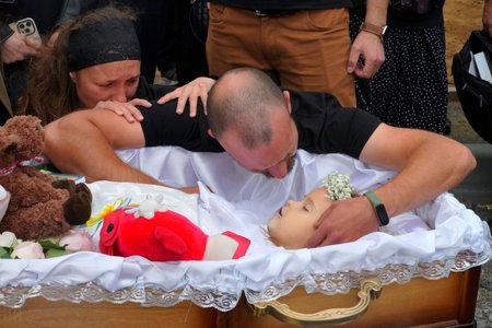 Pohřeb Lizy (4), která zemřela při útocích ve Vinnycji. (17. 7. 2022)