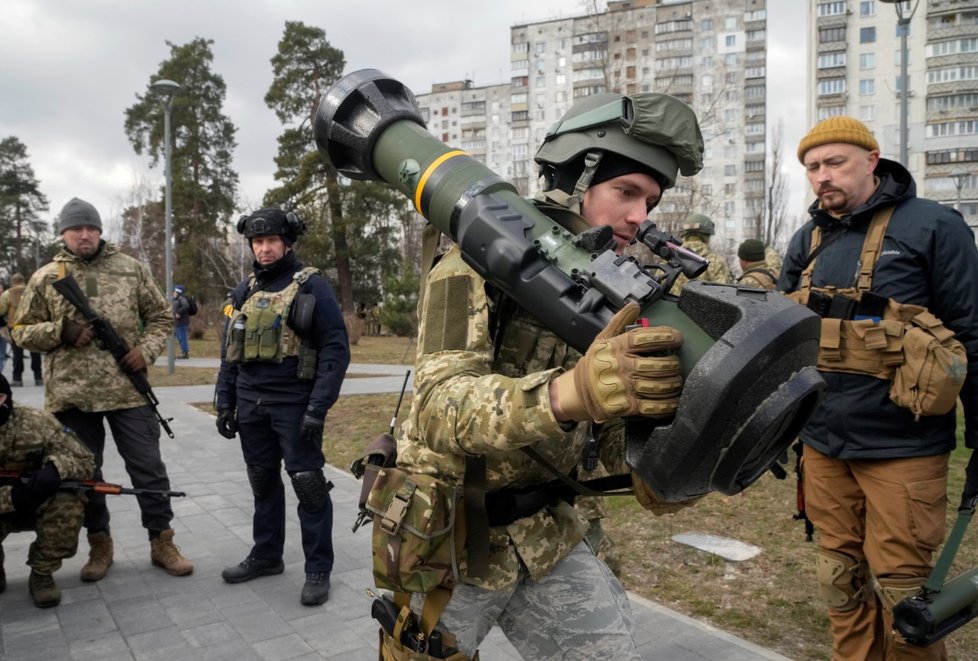 Válečná Ukrajina - voják ukrajinských ozbrojených sil drží protitankovou zbraň.