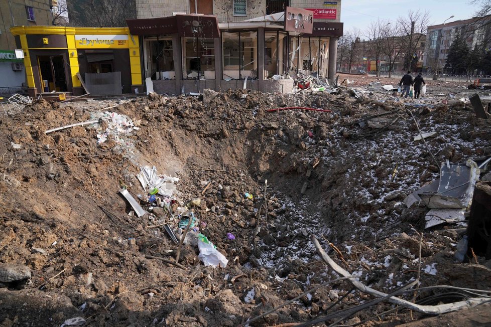 Válečná Ukrajina - kráter po bombardování Mariupolu.