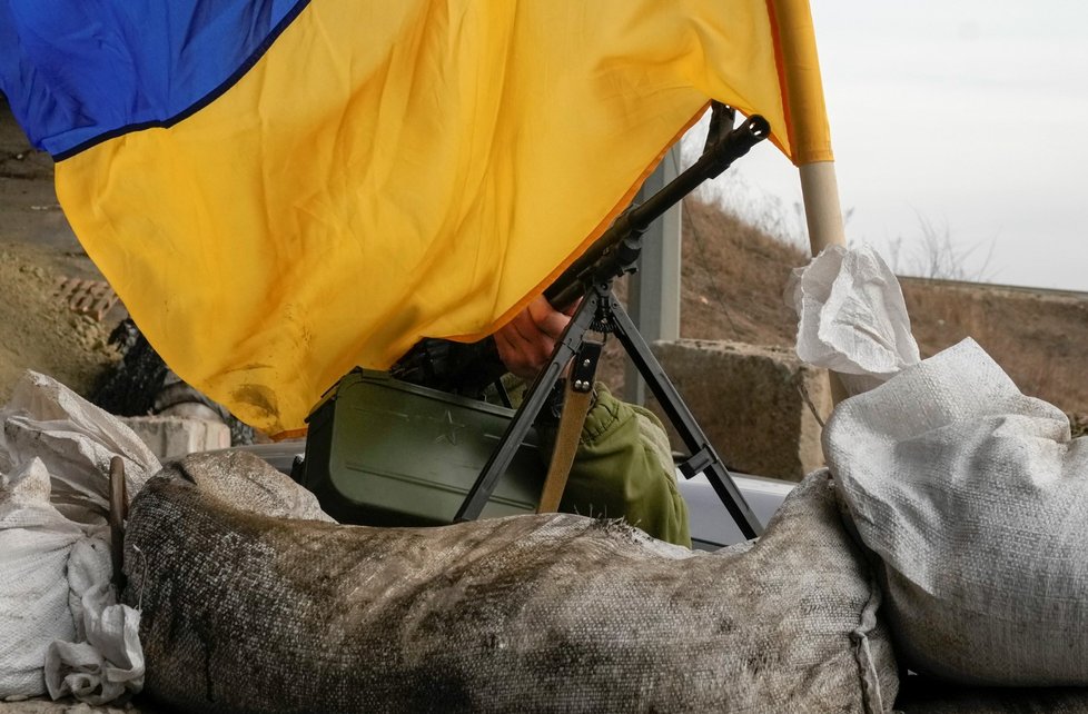 Válečná Ukrajina - Kulomet zpoza ukrajinské vlajky poblíž Charkova