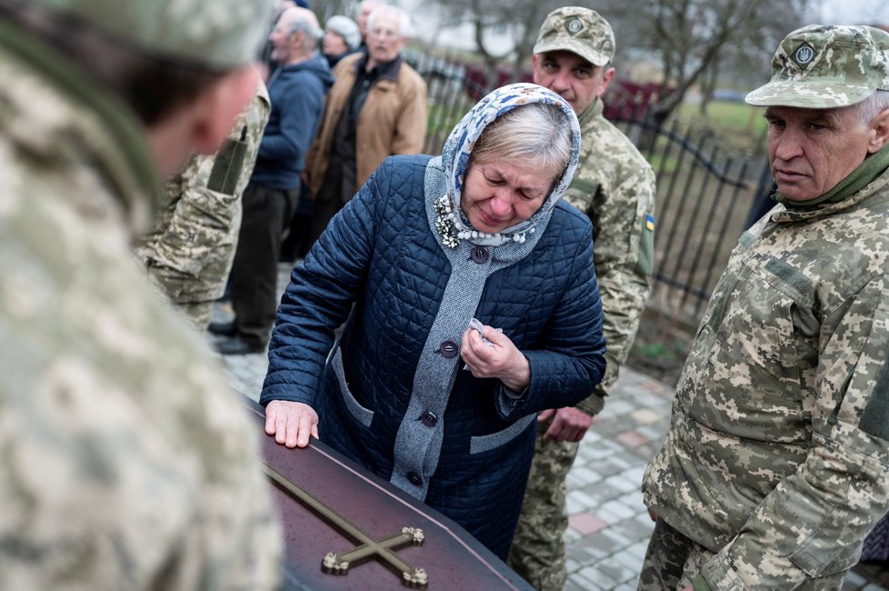 Pohřeb zabitého vojáka  Vasyla Vekljuka (59), který zemřel v Luhanské oblasti.