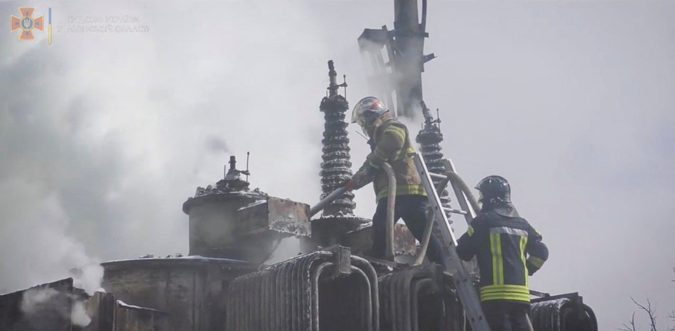 Kouř z rozvodny u nádraží po ruském ostřelování ukrajinského Krasne. (25. 4. 2022)