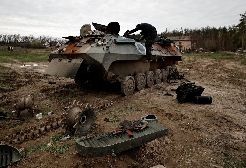 Ukrajinská armáda a ruský tank. (27. 4. 2022)