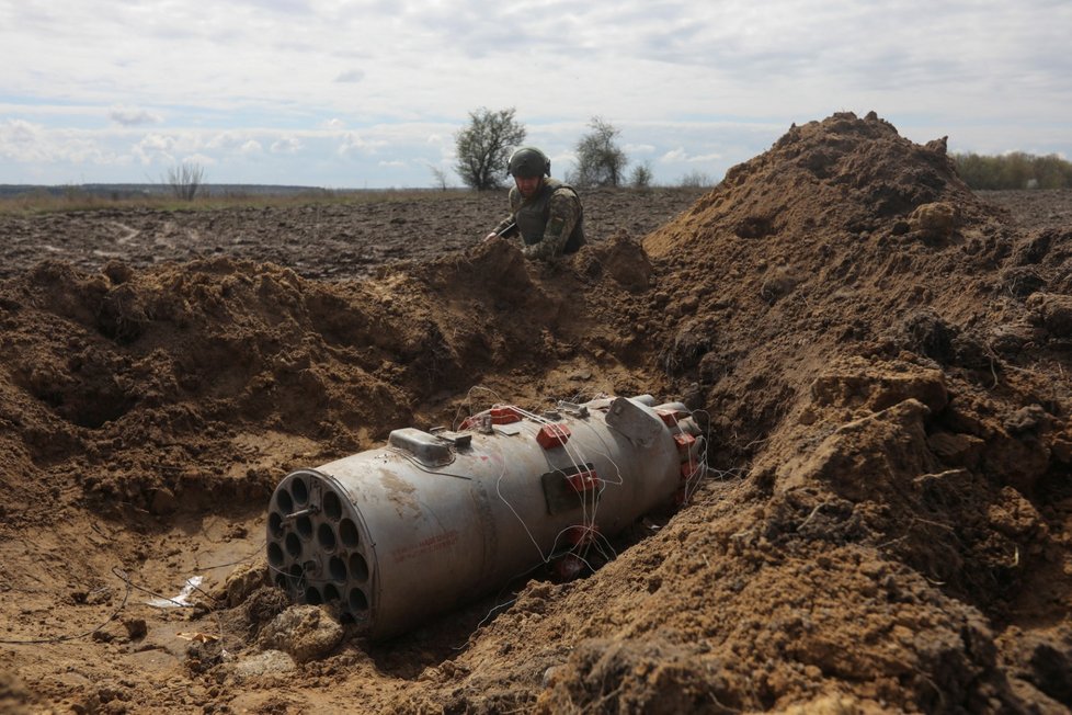Ukrajinští vojáci se připravují na deaktivaci nalezených raket. (27. 4. 2022)