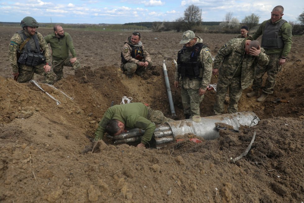 Ukrajinští vojáci se připravují na deaktivaci nalezených raket. (27. 4. 2022)