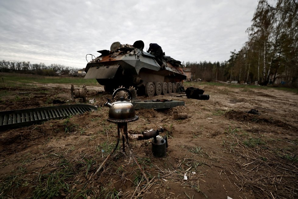 Ukrajinská armáda a ruský tank. (27. 4. 2022)