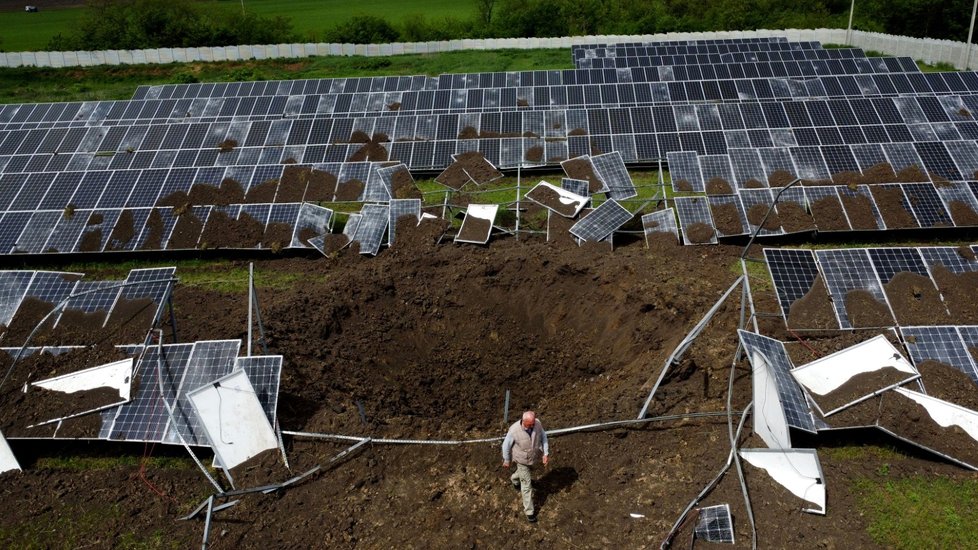 Ostřelováním poškozené solární panely ve městě Merefa u Charkova (28. 5. 2022)