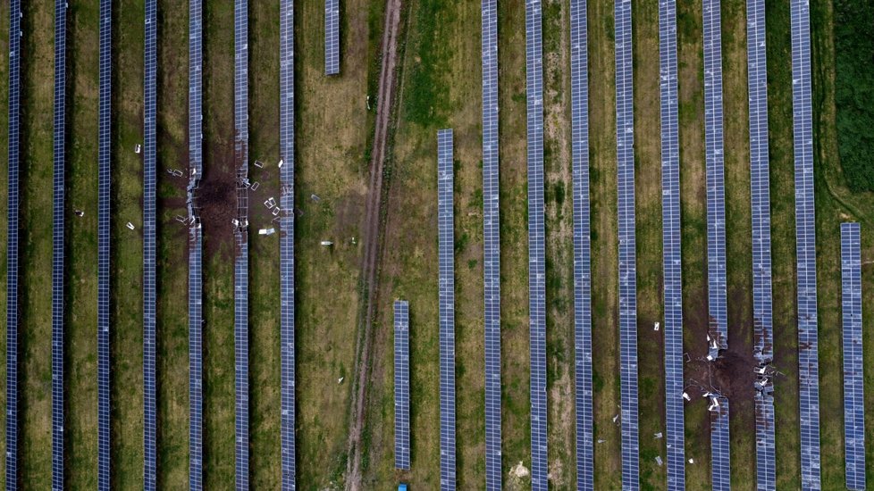 Ostřelováním poškozené solární panely ve městě Merefa u Charkova (28. 5. 2022)