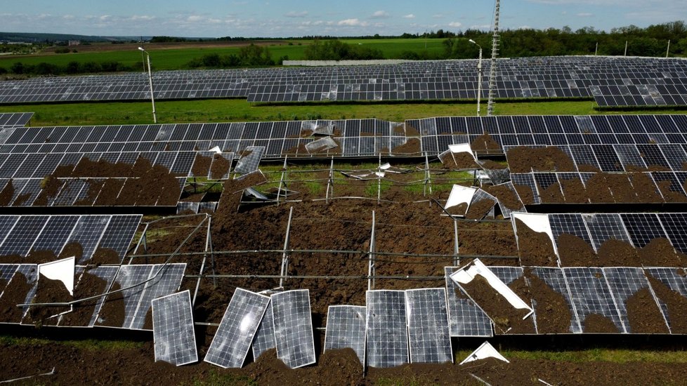 Ostřelováním poškozené solární panely ve městě Merefa u Charkova (28. 5. 2022)