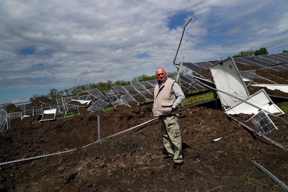 Ostřelováním poškozené solární panely ve městě Merefa u Charkova (28. 5. 2022)