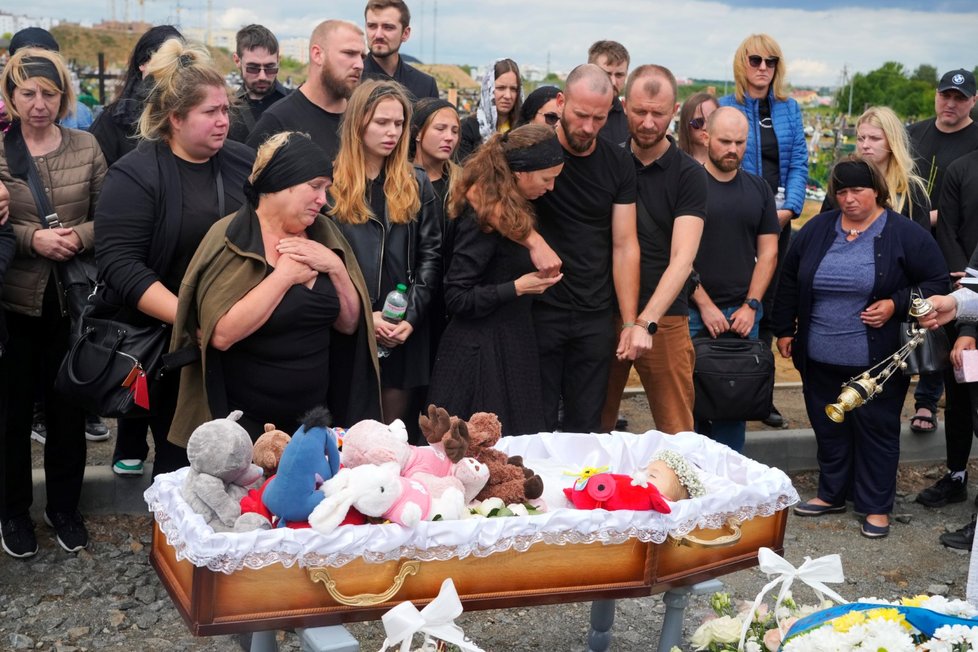 Pohřeb Lizy, která zemřela během ostřelování Vinnycje (17. 7. 2022).