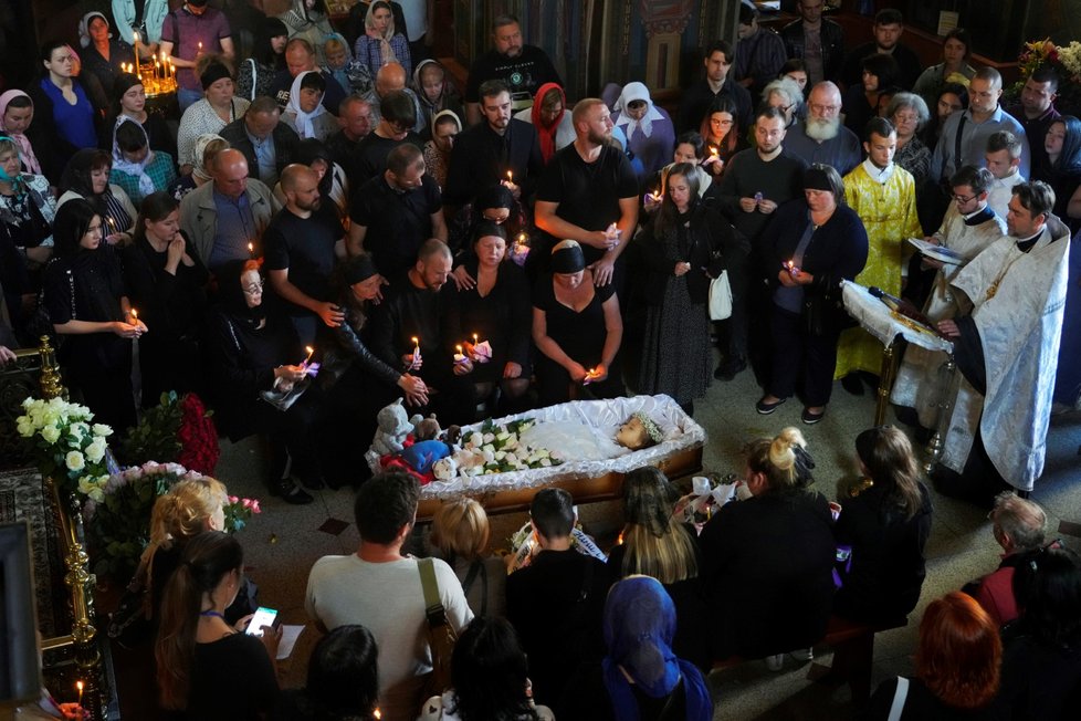 Pohřeb Lizy, která zemřela během ostřelování Vinnycje (17. 7. 2022).