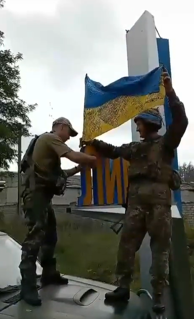 Ukrajinci vztyčili vlajku nad Lymanem.