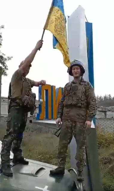 Ukrajinci vztyčili vlajku nad Lymanem.
