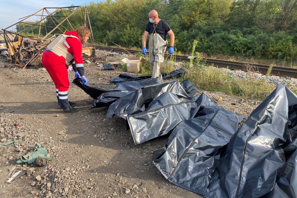 Konvoj civilistů Rusové u Kupjansku rozstříleli.