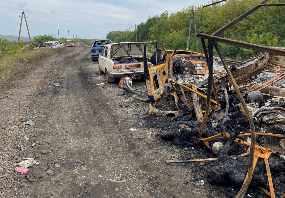 Konvoj civilistů Rusové u Kupjansku rozstříleli.