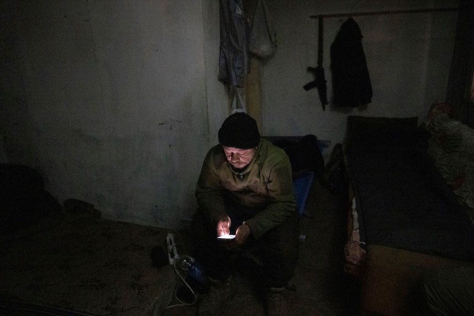 Vojáci ukrajinské 17. tankové brigády odpočívají v krytu v Časov Jaru v Doněcké oblasti na Ukrajině (29.2.2024)