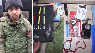 Ruský voják má vybavení srovnatelné s českým školákem 80. let, 7 let prošlý proviant a pod zadkem tank z muzea
